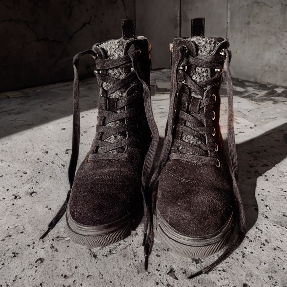 Blondo Waterproof Black Suede Lace-Up Side Access Boots Size 9 W/Sherpa Fleece - Picture 8 of 12